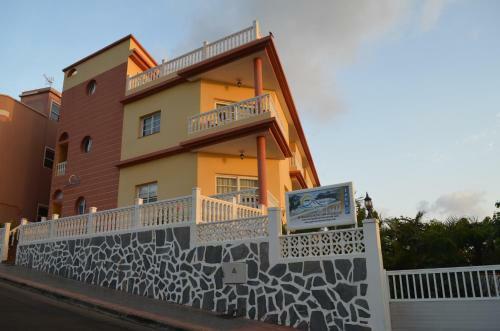 Apartamentos Miriam (charco Azul)