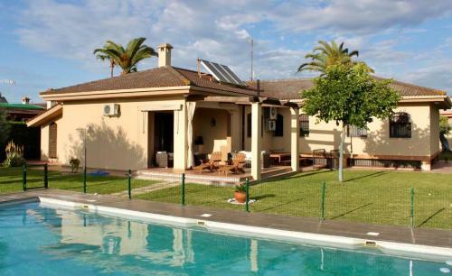 Luxurious Villa. Pr�vate Pool, Padel Court. Subway