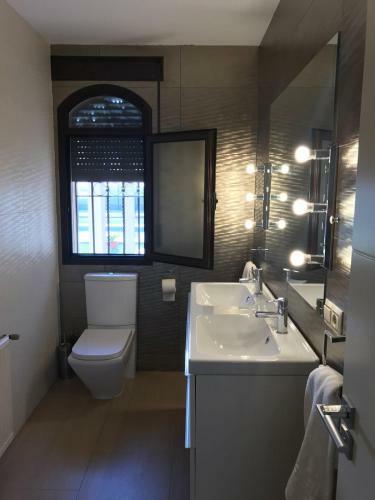 Luxurious Villa. Pr�vate Pool, Padel Court. Subway