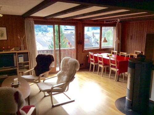 Apartamento Gem�tliche Dachwohnung Im Chalet Mit Bergblick