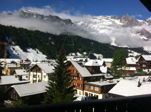 Apartamento Gem�tliche Dachwohnung Im Chalet Mit Bergblick