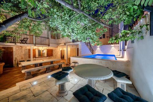 Apartamentos Heritage Residence In Center With Pool