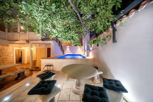 Apartamentos Heritage Residence In Center With Pool