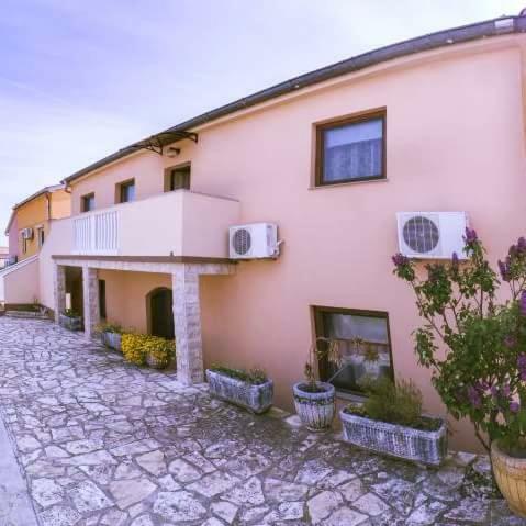 Apartmani Lovrinovi?