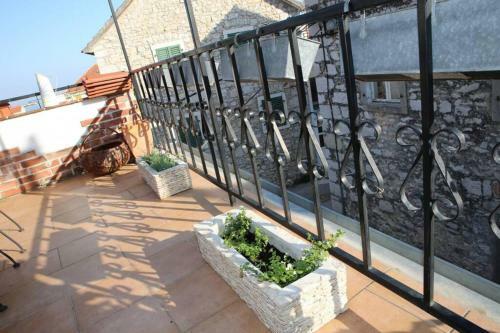 Apartment With Terrace In The Center Od Vodice