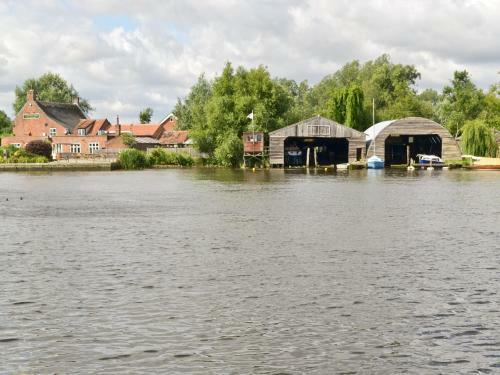 Yare View Lodge