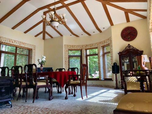 Hostal Guests House With Amazing Pool And Sauna