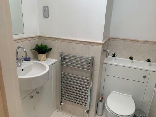 Addlestone - Large Stunning 2 Bed Room Apartment
