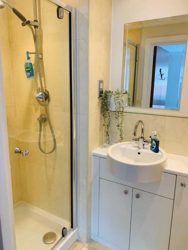 Addlestone - Large Stunning 2 Bed Room Apartment