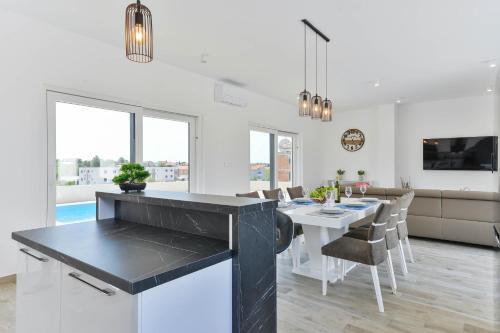 Luxury Villa With Pool Near The Beach 2