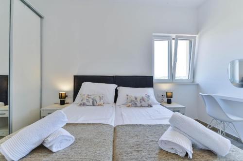 Luxury Villa With Pool Near The Beach 2