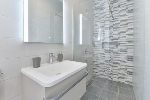 Luxury Villa With Pool Near The Beach 2