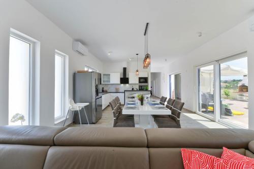 Luxury Villa With Pool Near The Beach 2