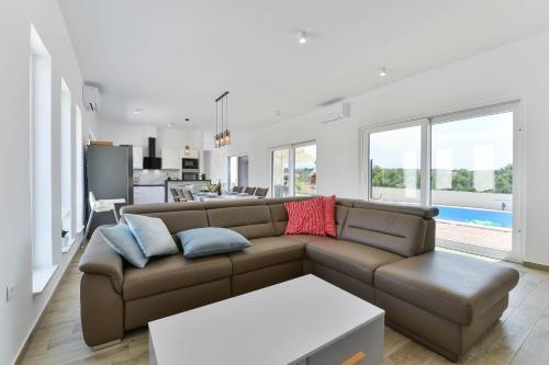 Luxury Villa With Pool Near The Beach 2