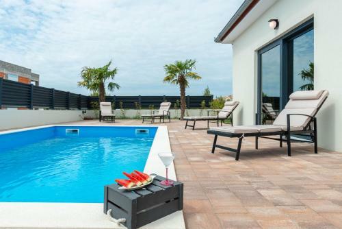Luxury Villa With Pool Near The Beach