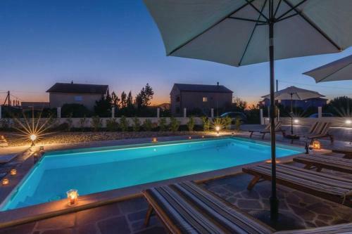 Lux Stone House With Pool, Near Beach