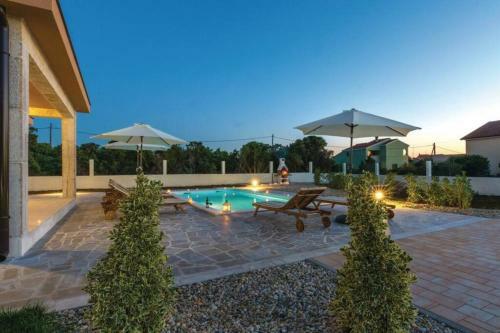 Lux Stone House With Pool, Near Beach