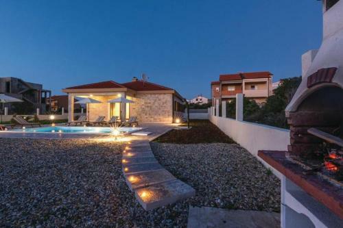 Lux Stone House With Pool, Near Beach