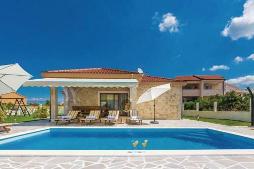 Lux Stone House With Pool, Near Beach