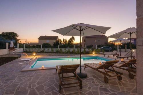 Lux Stone House With Pool, Near Beach