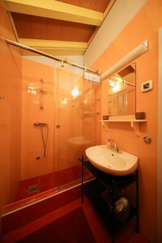 Hostal Pequena Perla Rooms