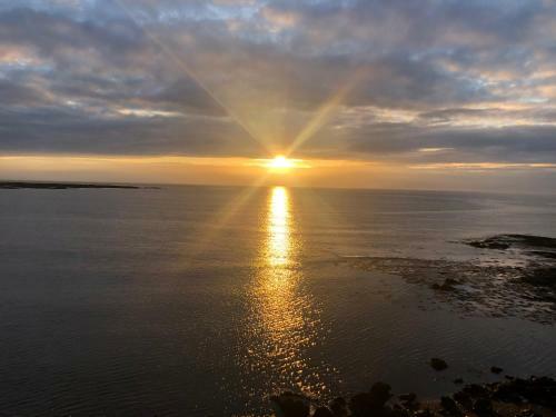 G�tuh�s: Sea View Apartment