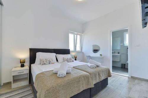 Modern&spacious Four Bedroom Villa With Swimming Pool - Ae1445