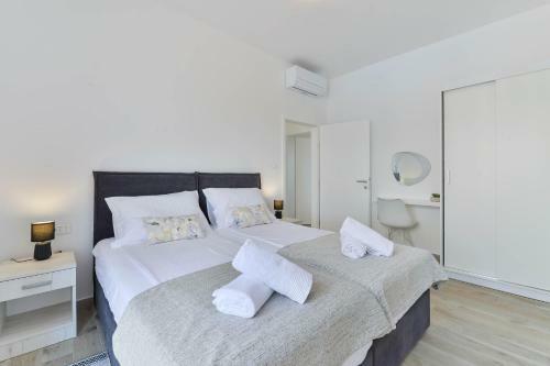 Modern&spacious Four Bedroom Villa With Swimming Pool - Ae1445