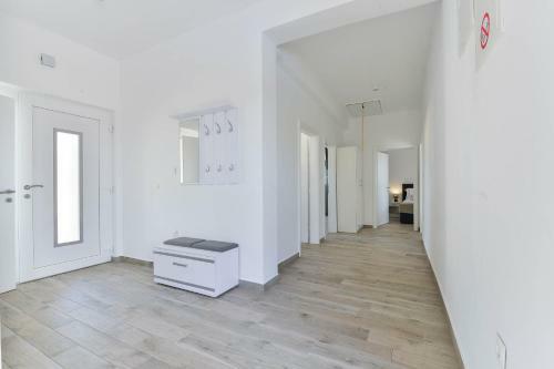 Modern&spacious Four Bedroom Villa With Swimming Pool - Ae1445