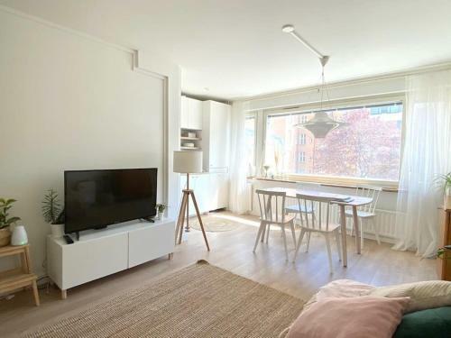 Bright Studio Apartment & Amazing Location