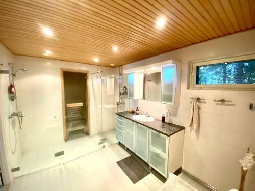 Seafront Villa With Sauna And Jacuzzi