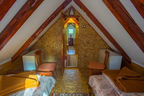 Vukovi? Accommodation