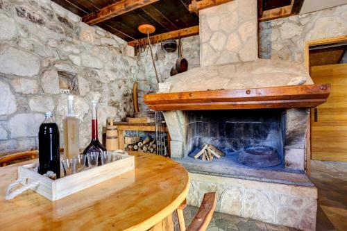 Hostal Rustic Stone House Bajeli With Jacuzzi