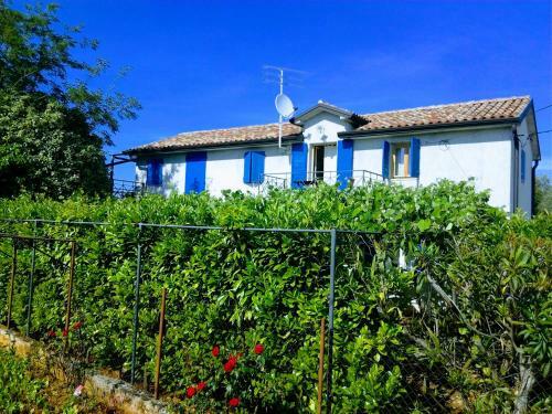 House Ivas With Garden