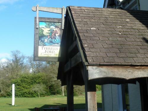 Tyrrells Ford Hotel