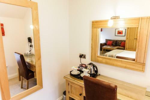 Gwesty'r Emlyn Hotel