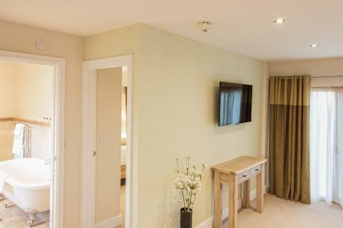 Gwesty'r Emlyn Hotel