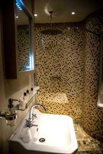 Gwesty'r Emlyn Hotel