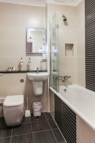 Gwesty'r Emlyn Hotel