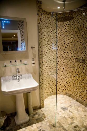 Gwesty'r Emlyn Hotel