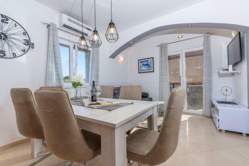 Villa Spark With Pool In Rogoznica / Ze?evo
