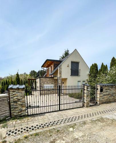 Csitt�nyhegy Villa