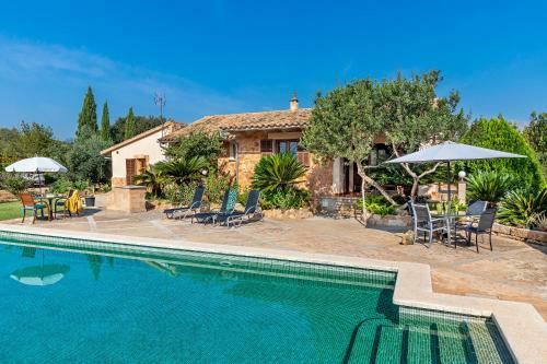 Country House With Amazing Pool In A Beautiful Rural Setting