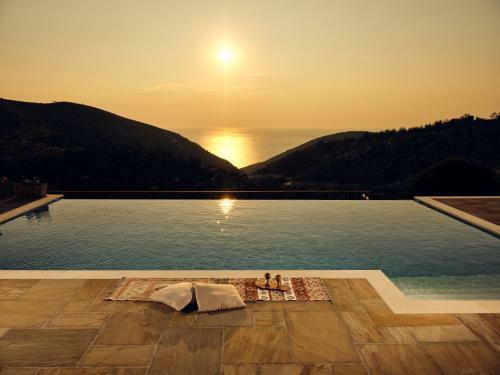 Karousa Villa