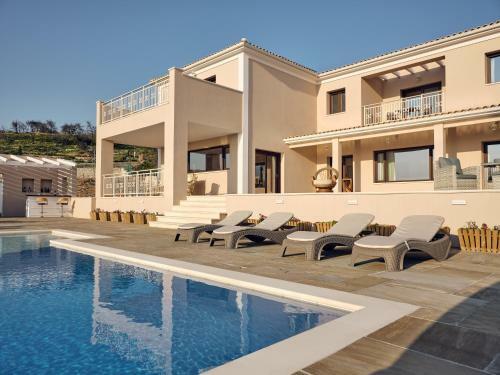 Karousa Villa