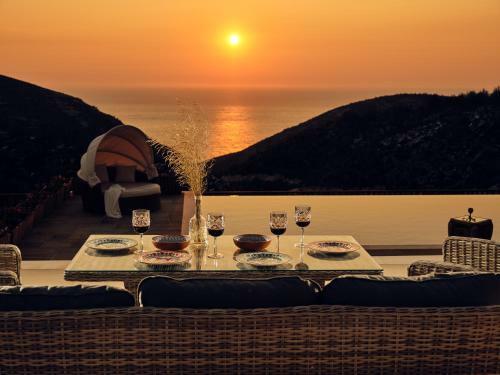 Karousa Villa
