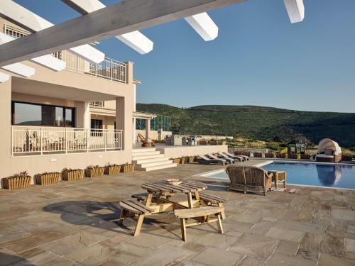 Karousa Villa