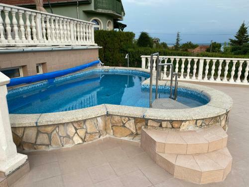 A- Villa (vend�gh�z)
