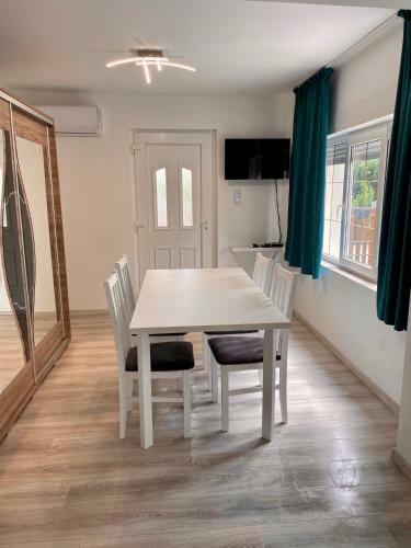 J�nos Apartman