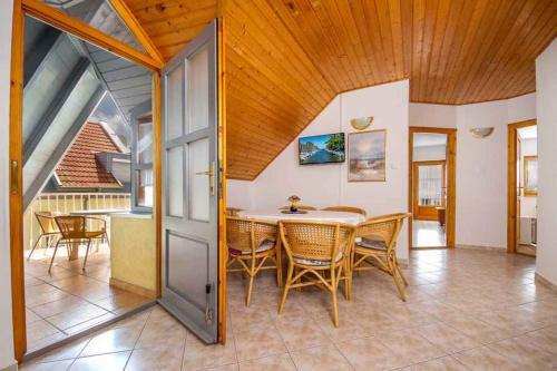 Apartment In Balatonmariaf�rdo 40852